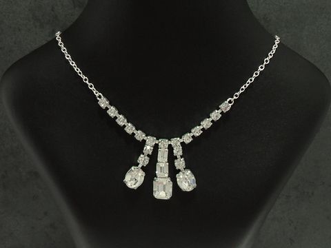 Edel Strass Collier Kette in weiß mit drei hängenden Anhängern, gefertigt aus Sterling Silber von Juwelier Harnisch, in der Länge von 38-45 cm.