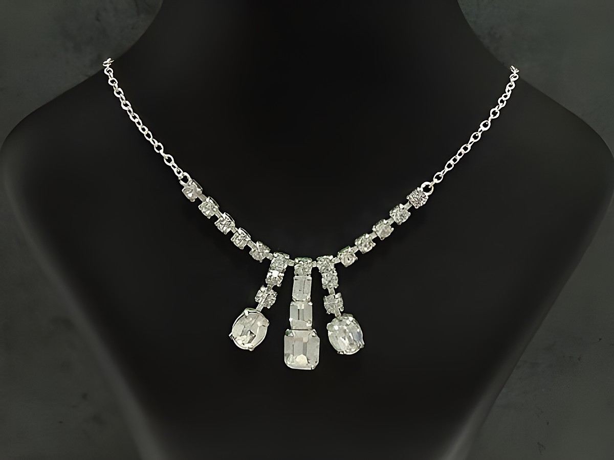 Edel Strass Collier Kette in weiß mit drei hängenden Anhängern, gefertigt aus Sterling Silber von Juwelier Harnisch, in der Länge von 38-45 cm.