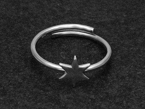 Silberring aus rhodiniertem Material mit polierter Oberfläche und einem zentralen, sternförmigen Design. Der Ring ist weit verstellbar und stammt vom Hersteller Juwelier Harnisch.