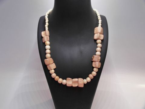 Holzkette Multiform 32 mm naturbraun 60 cm von Juwelier Harnisch zeigt ein elegantes Design aus verschiedenen Holzperlen in naturbraunen und hellen Tönen, ideal für jeden Anlass.