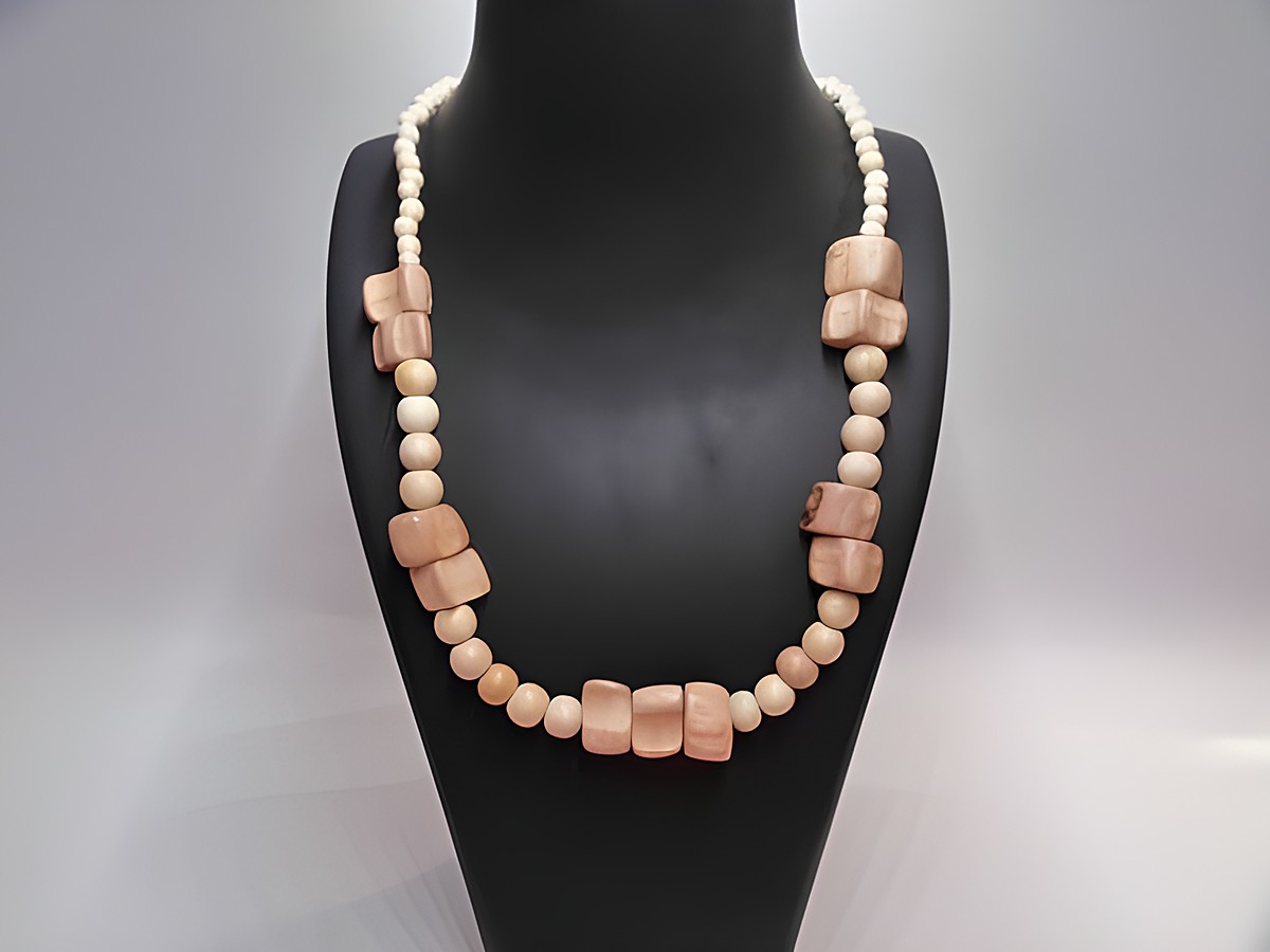 Holzkette Multiform 32 mm naturbraun 60 cm von Juwelier Harnisch zeigt ein elegantes Design aus verschiedenen Holzperlen in naturbraunen und hellen Tönen, ideal für jeden Anlass.