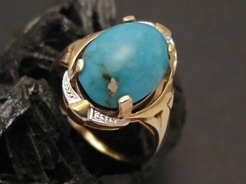 Ein verspielt gestalteter Goldring aus Gold 333 mit einem ovalen Türkisstein in der Größe 52, hergestellt von Juwelier Harnisch, ideal für modebewusste Trägerinnen.