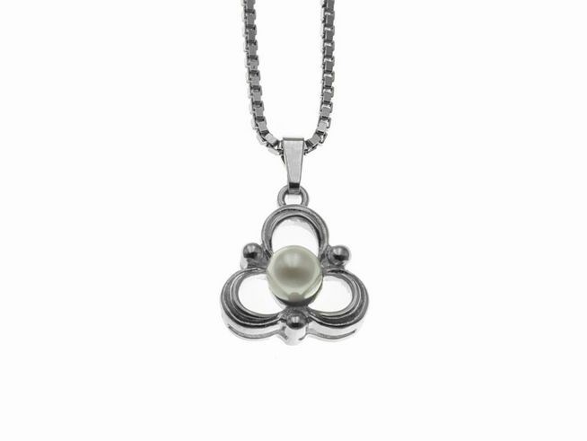 Kette mit zeitlosem Anhänger aus Sterling Silber, gefertigt vom Juwelier Harnisch, mit einer Zuchtperle im Zentrum, Länge 40 cm, dekorativ und elegant, ideal für besondere Anlässe.