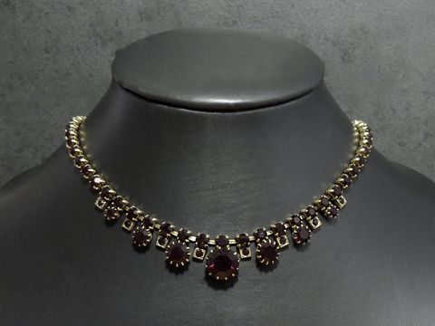 Strass Kette in interessantem Design, GRANATROT mit goldfarbener Fassung, Länge 41,5-45 cm, Hersteller Juwelier Harnisch.