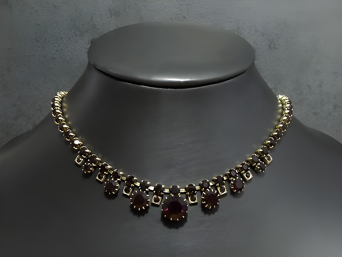 Strass Kette in interessantem Design, GRANATROT mit goldfarbener Fassung, Länge 41,5-45 cm, Hersteller Juwelier Harnisch.