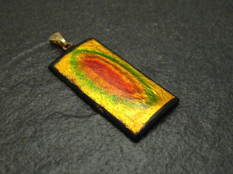 Emaille Anhänger RAINBOW in vergoldet und vintage Optik, rechteckige Form mit leuchtenden Farben in Rot, Grün und Gold, geschaffen vom Juwelier Harnisch.