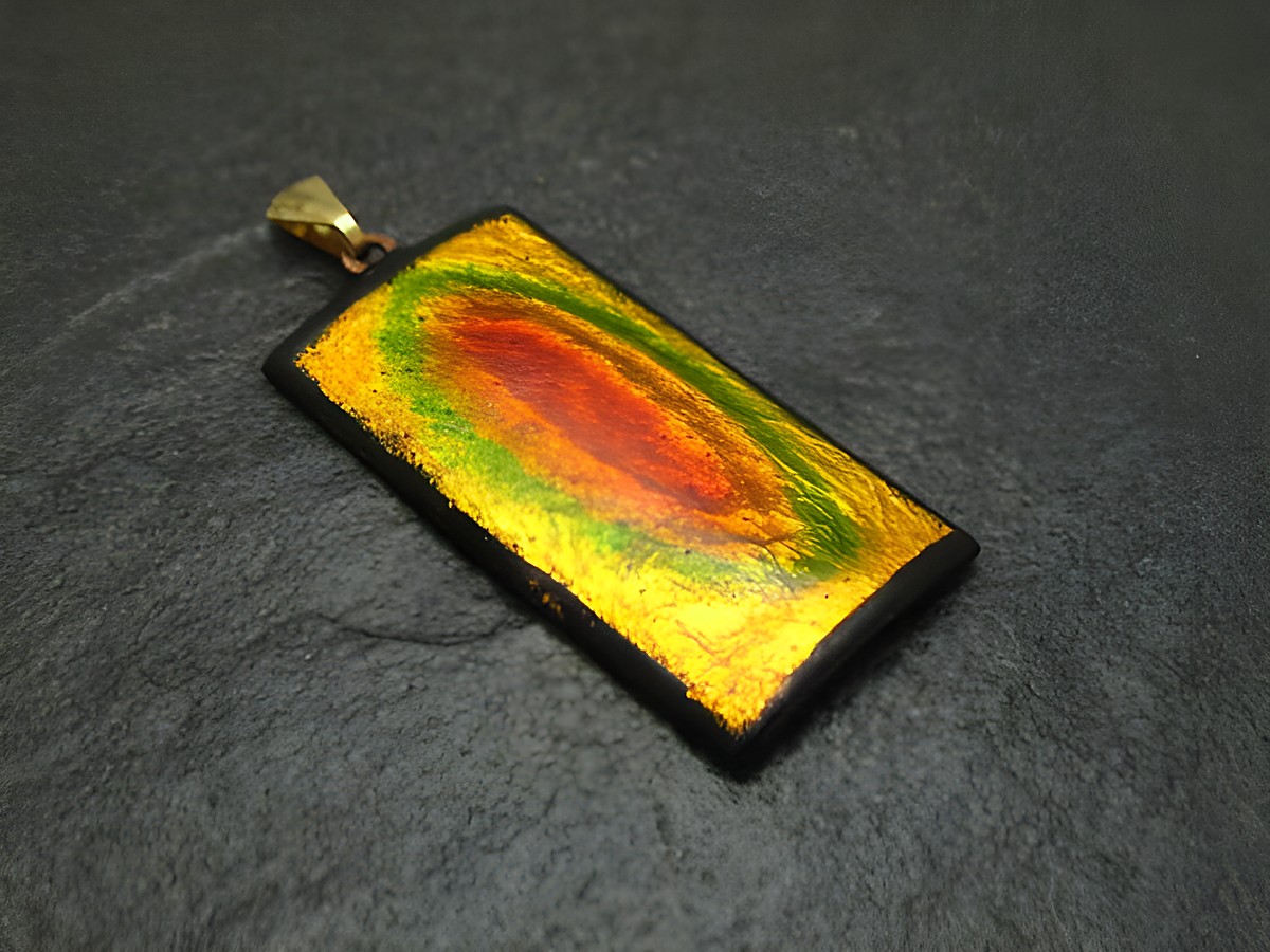 Emaille Anhänger RAINBOW in vergoldet und vintage Optik, rechteckige Form mit leuchtenden Farben in Rot, Grün und Gold, geschaffen vom Juwelier Harnisch.