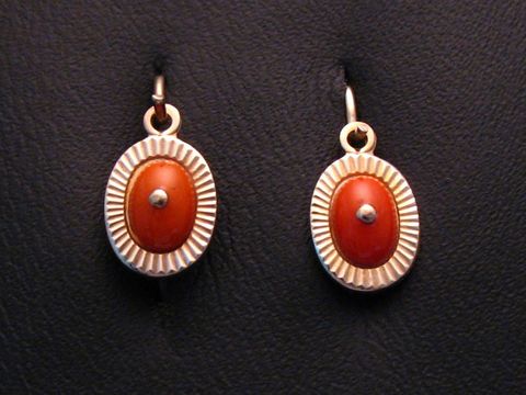 42689-0 Ohrringe Kinderschmuck aus Gold 333 in niedlichem Design mit Koralle, hergestellt von Juwelier Harnisch, ideal für kleine Damen. Perfekte Ergänzung für jeden Look.