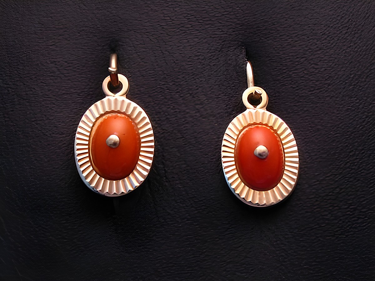 Ohrringe Kinderschmuck aus Gold 333 in niedlichem Design mit Koralle, hergestellt von Juwelier Harnisch, ideal für kleine Damen. Perfekte Ergänzung für jeden Look.