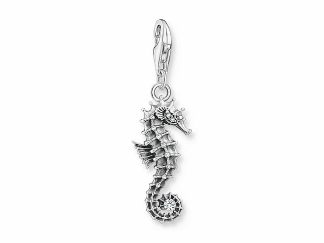 Charm in Form eines stilisierten Seepferdchens aus Sterling Silber, verziert mit Zirkonia, ausgestattet mit einem Karabinerhaken für individuellen Schmuck.