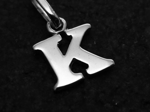 Buchstabenanhänger K aus 925 Sterling Silber rhodiniert, glänzende Oberfläche, hochwertiger Hersteller Juwelier Harnisch, ideal als persönliches Schmuckstück.
