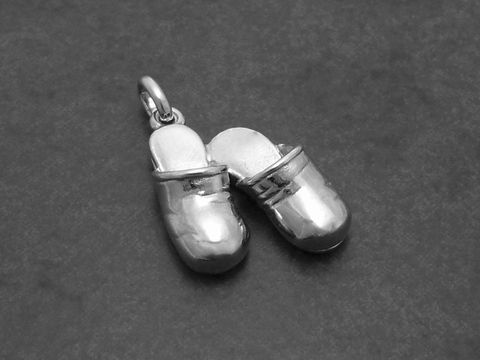 Silber Anhänger in Form von Pantoffeln, Schuhe, Haus-Schuh, Hersteller Juwelier Harnisch, ideal für Schmuckliebhaber und als besondere Geschenkidee.