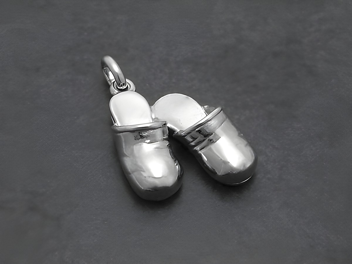 Silber Anhänger in Form von Pantoffeln, Schuhe, Haus-Schuh, Hersteller Juwelier Harnisch, ideal für Schmuckliebhaber und als besondere Geschenkidee.