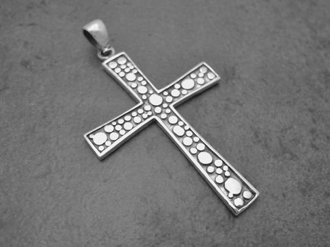 Anhänger Kreuz aus Silber, religiöses Motiv, hergestellt von Juwelier Harnisch, verziert mit einem Muster aus unterschiedlichen Formen und Größen.