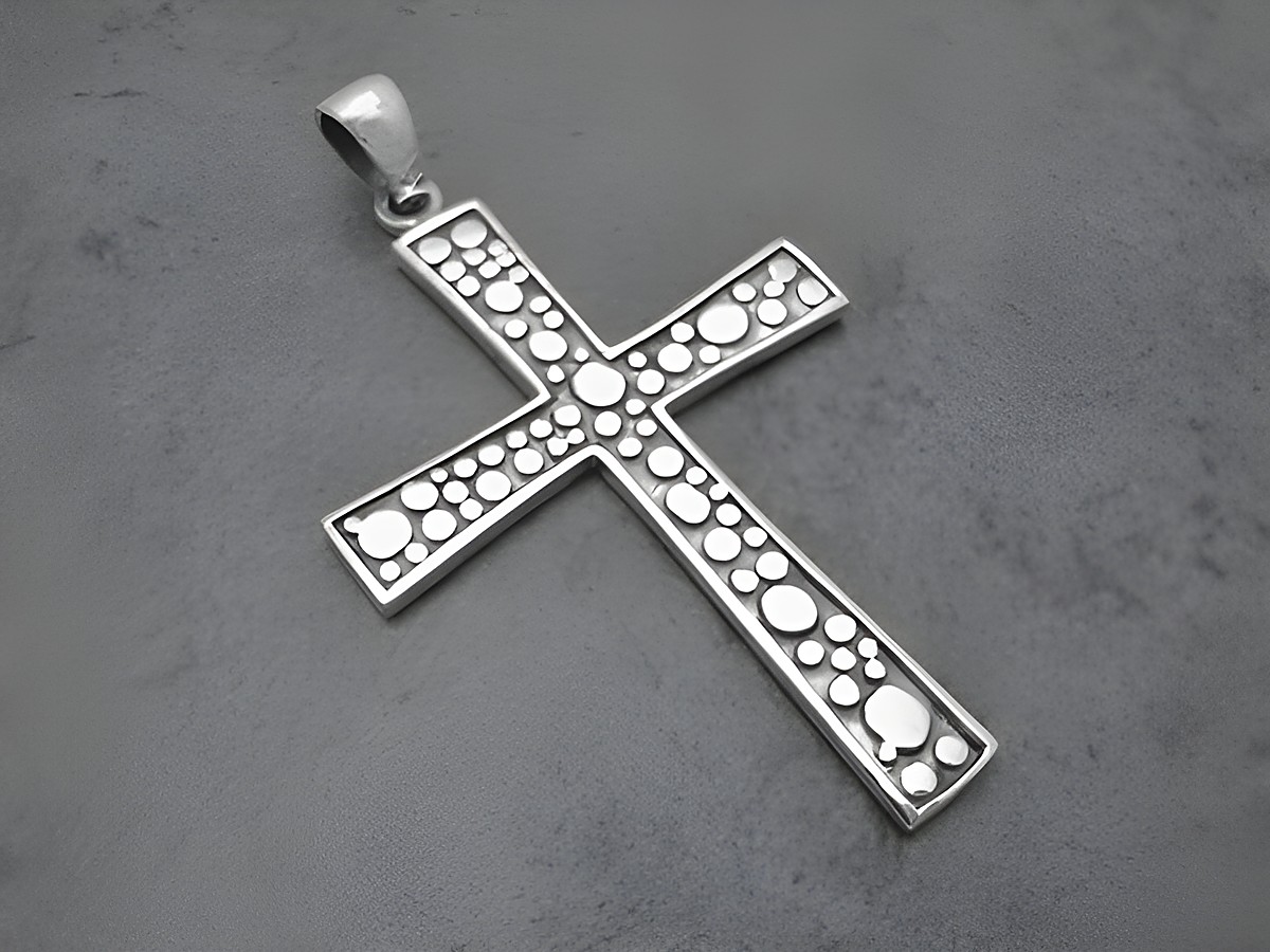 Anhänger Kreuz aus Silber, religiöses Motiv, hergestellt von Juwelier Harnisch, verziert mit einem Muster aus unterschiedlichen Formen und Größen.