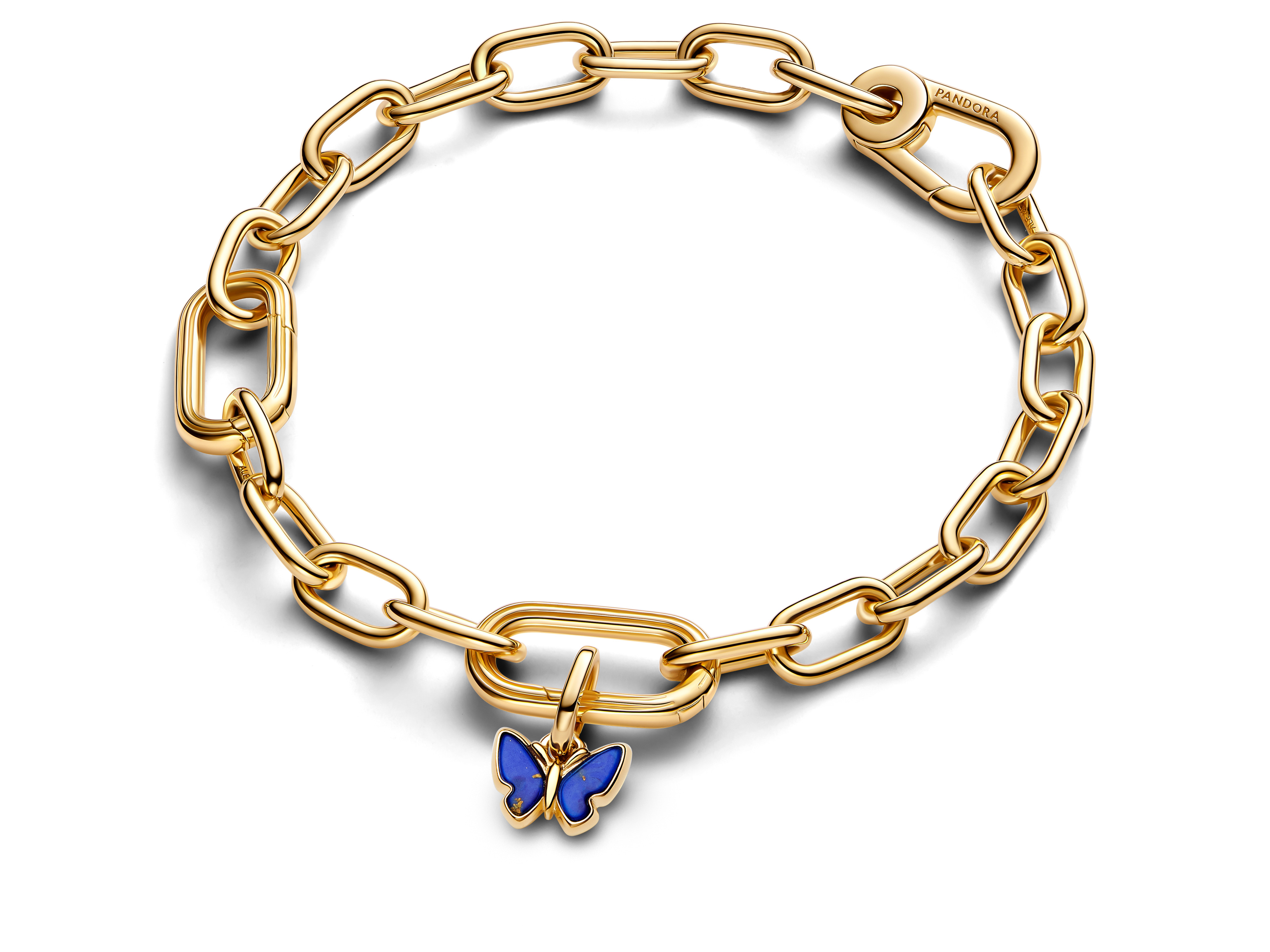Eine goldene Armbandkette mit einem blauen Lapis Schmetterling Mini-Charm, von Pandora, in gelbgold vergoldeter Ausführung, ideal für die aktuelle Kollektion.