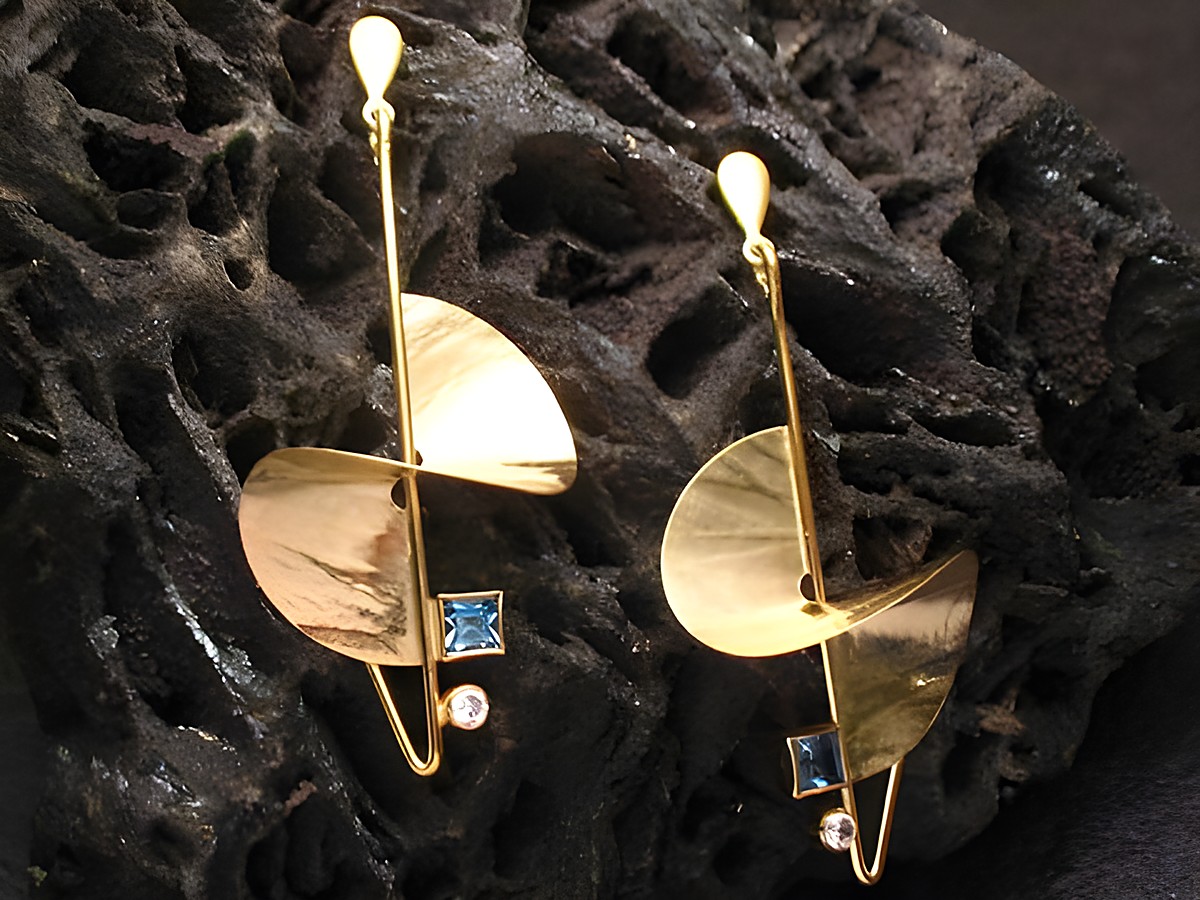 Extravagante goldene Ohrhänger mit synthetischem Aquamarin und edlem Design, Hersteller Juwelier Harnisch, perfekt für besondere Anlässe.