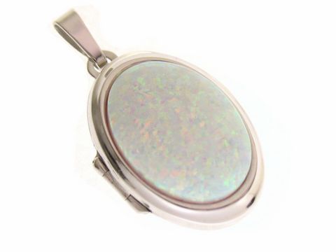 Ovales Medaillon aus weißem Opal in Weißgold 585, mit glänzender Oberfläche und schimmernden Farben, elegant und zeitlos, gefertigt vom Juwelier Harnisch.
