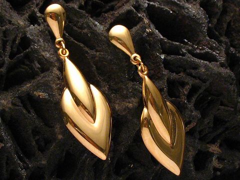 Phantasievolle Ohrhänger aus echtem Gold von Juwelier Harnisch, elegant geformt und ohne Stein, verleihen jedem Look einen besonderen Glanz. Ideal für stilbewusste Frauen.
