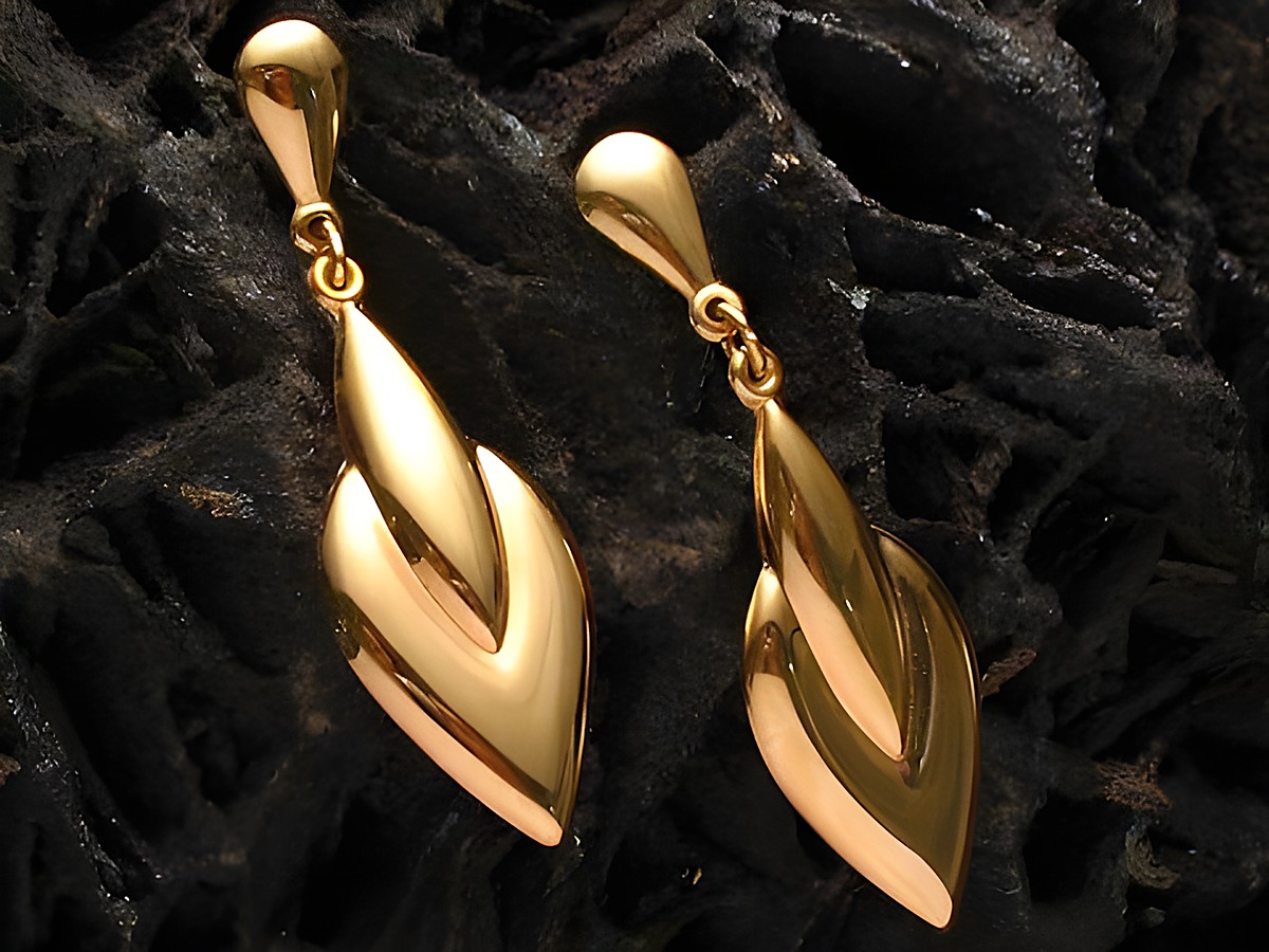 Phantasievolle Ohrhänger aus echtem Gold von Juwelier Harnisch, elegant geformt und ohne Stein, verleihen jedem Look einen besonderen Glanz. Ideal für stilbewusste Frauen.