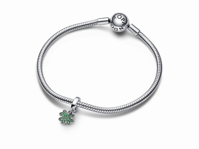 Silberner Pandora Armband mit vierblättrigem Kleeblatt Charm aus Sterling Silber und grünen Kristallen als Glücksbringer.