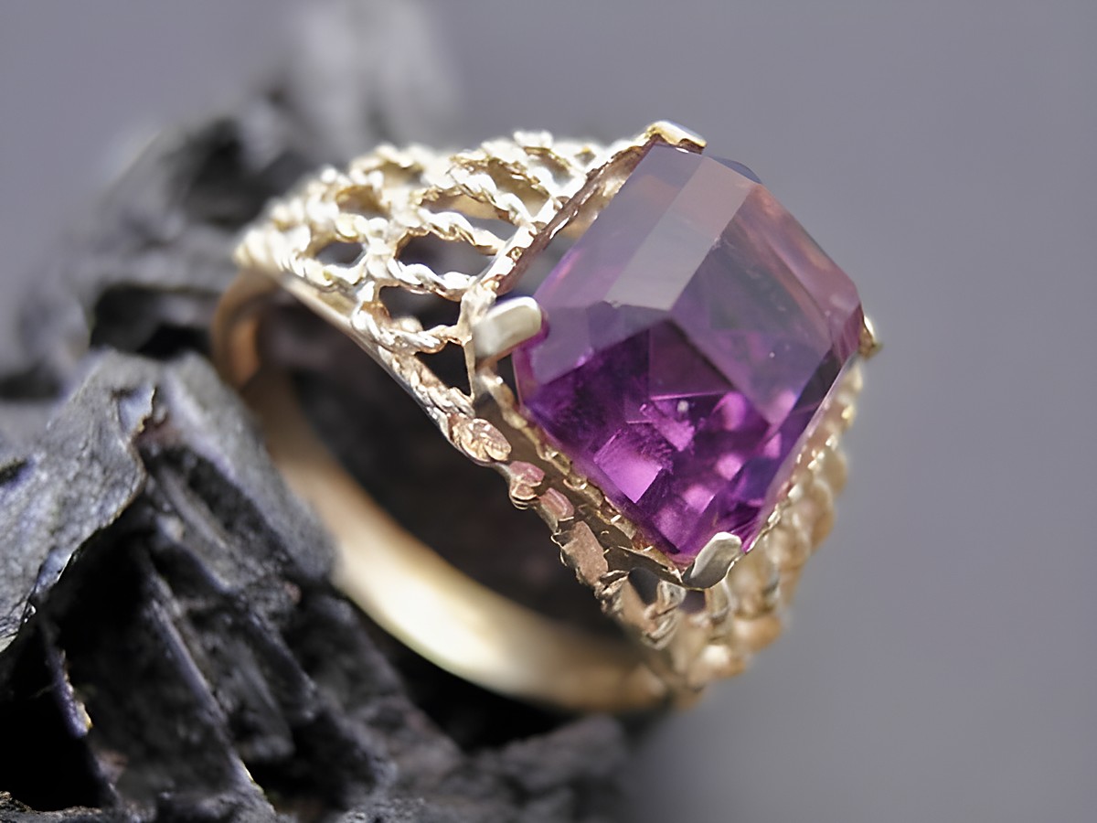 Bezaubernder Goldring in Größe 52,5 mit unechtem Stein in lila. Material Gold 585, hergestellt von Juwelier Harnisch, geeignet bis Größe 54/17,5.
