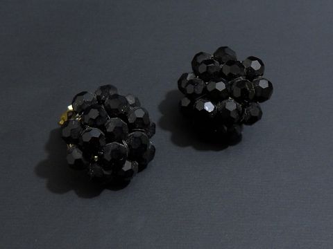 Strass Ohrclips blumig in schwarz mit goldfarbenem Element, Hersteller Juwelier Harnisch, elegante und funkelnde Gestaltung für besondere Anlässe.