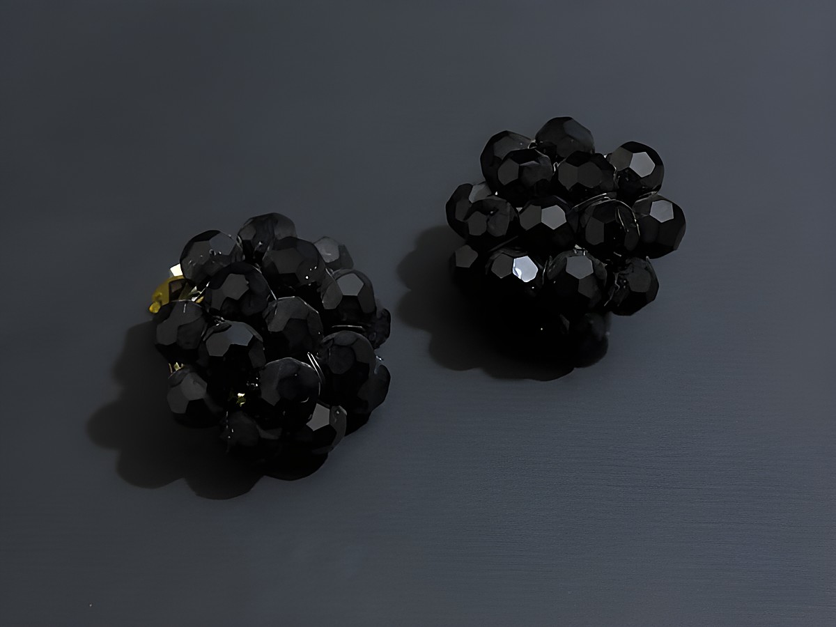 Strass Ohrclips blumig in schwarz mit goldfarbenem Element, Hersteller Juwelier Harnisch, elegante und funkelnde Gestaltung für besondere Anlässe.