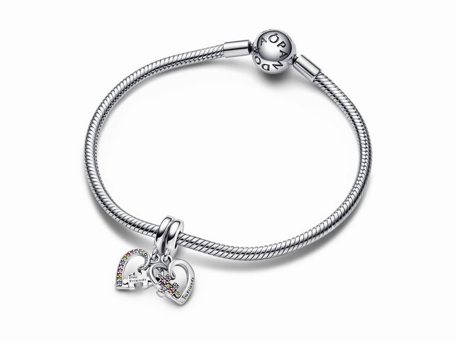 Pandora Puzzleteile Herzen teilbarer Freundschafts-Charm-Anhänger aus Sterlingsilber, zwei Herz-Anhänger mit bunten Details an einem flexiblem Armband.