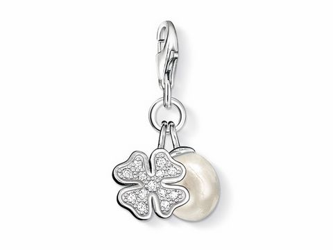 Silberner Thomas Sabo Kleeblatt Charm mit Zuchtperle und Zirkonia, ideal als Glücksbringer für persönliche Schmuckkollektionen.