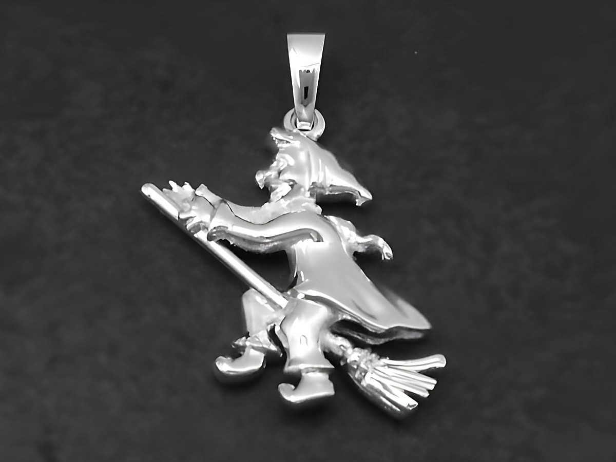 Silber Anhänger einer frechen Hexe auf Besen, poliert, von Juwelier Harnisch. Die Hexe trägt einen klassischen Hut und ist dynamisch gestaltet. Ideal für Hexenliebhaber.