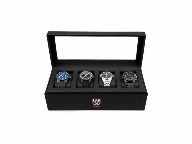Luminox Uhren-Aufbewahrungsbox in Schwarz mit Platz für vier Uhren, inklusive einem transparenten Deckel, zur stilvollen Aufbewahrung von Zeitmessern. Maße 31x13x9 cm.