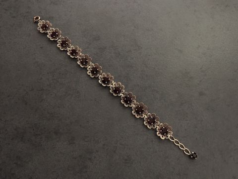 Pompöses Strass Armband in schwarz mit einer Länge von 19,5 cm, hergestellt von Juwelier Harnisch, verziert mit blütenförmigen Elementen aus Strass für einen eleganten Look.