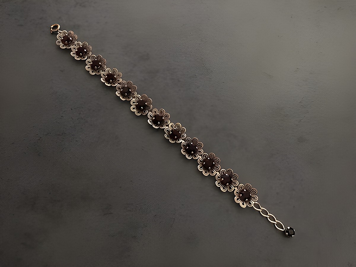 Pompöses Strass Armband in schwarz mit einer Länge von 19,5 cm, hergestellt von Juwelier Harnisch, verziert mit blütenförmigen Elementen aus Strass für einen eleganten Look. – Ansicht 2