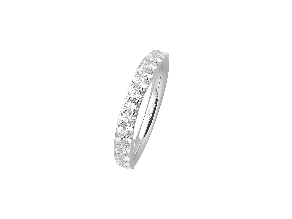 Ein eleganter Xenox Sterling Silber Ring in der Größe 54 mit hochwertigen klaren Zirkonia-Steinen. Der Ring hat eine schlichte, glänzende Oberfläche und einen modernen Look.
