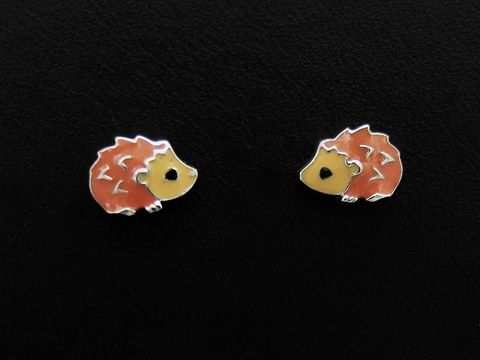 Silberne rhodinierte Ohrstecker in Form von Igeln für Kinder, detailreich gestaltet mit orangefarbenen Stacheln und gelbem Körper. Ideal als kindgerechter Schmuck.