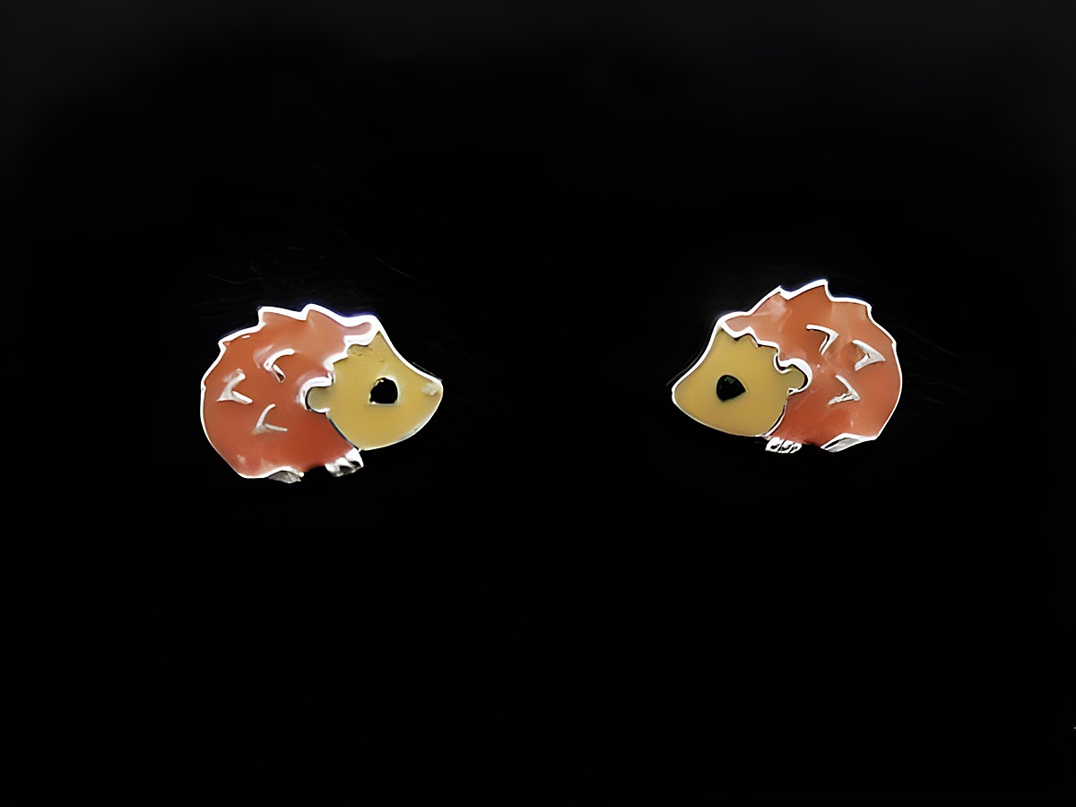 Silberne rhodinierte Ohrstecker in Form von Igeln für Kinder, detailreich gestaltet mit orangefarbenen Stacheln und gelbem Körper. Ideal als kindgerechter Schmuck.