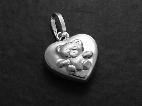 Herz mit Teddy Anhänger aus Sterling Silber, plastisch gestaltet, Hersteller Juwelier Harnisch, ideal als besonderes Schmuckstück oder Geschenk für Liebhaber schöner Accessoires.