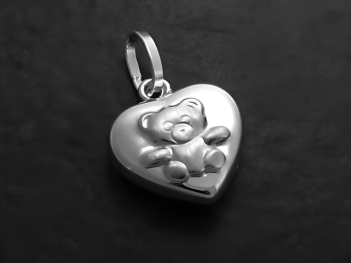 Herz mit Teddy Anhänger aus Sterling Silber, plastisch gestaltet, Hersteller Juwelier Harnisch, ideal als besonderes Schmuckstück oder Geschenk für Liebhaber schöner Accessoires.
