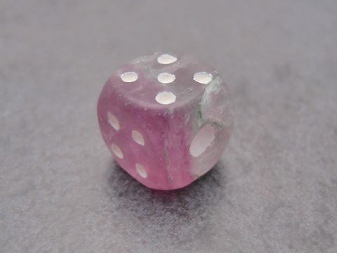 Steinwürfel aus grüngrauem lila Achat mit weißen Punkten, hergestellt von Juwelier Harnisch, elegant und einzigartig, ideal für Sammler und Schmuckliebhaber.