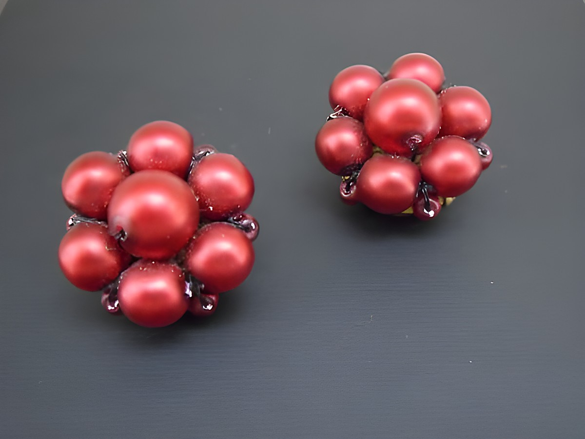 Dunkelrote, blumige Ohrclips mit goldfarbener Synthese-Zuchtperle in seidenmatter Optik, hergestellt von Juwelier Harnisch, stilvoll und elegant gestaltet.