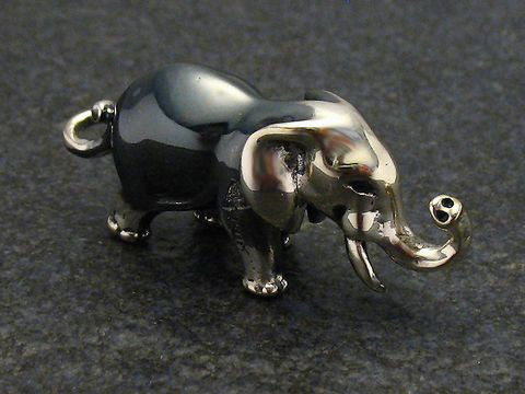 Silberner Elefant stehend, plastisch gestaltet mit feinem Detail, 26 mm groß, hergestellt von Juwelier Harnisch, ideal als Schmuckstück oder Sammlerstück.