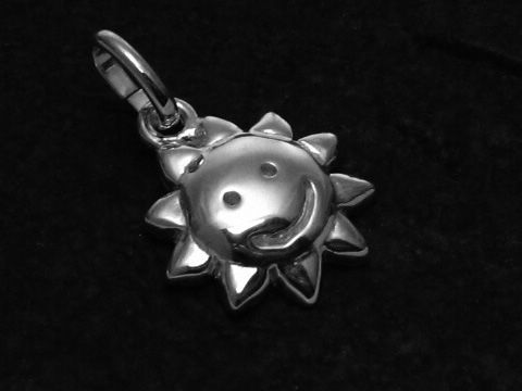 Polierter Sterling Silber Anhänger in Form einer lächelnden Sonne mit strahlenden Zacken, stilvoll und charmant, perfekt geeignet für Schmuckliebhaber, Hersteller Juwelier Harnisch.
