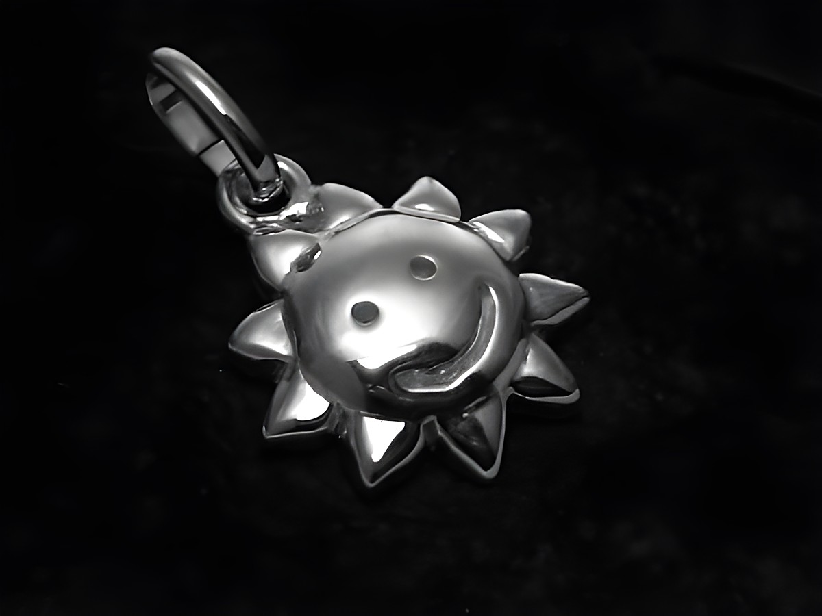 Polierter Sterling Silber Anhänger in Form einer lächelnden Sonne mit strahlenden Zacken, stilvoll und charmant, perfekt geeignet für Schmuckliebhaber, Hersteller Juwelier Harnisch.