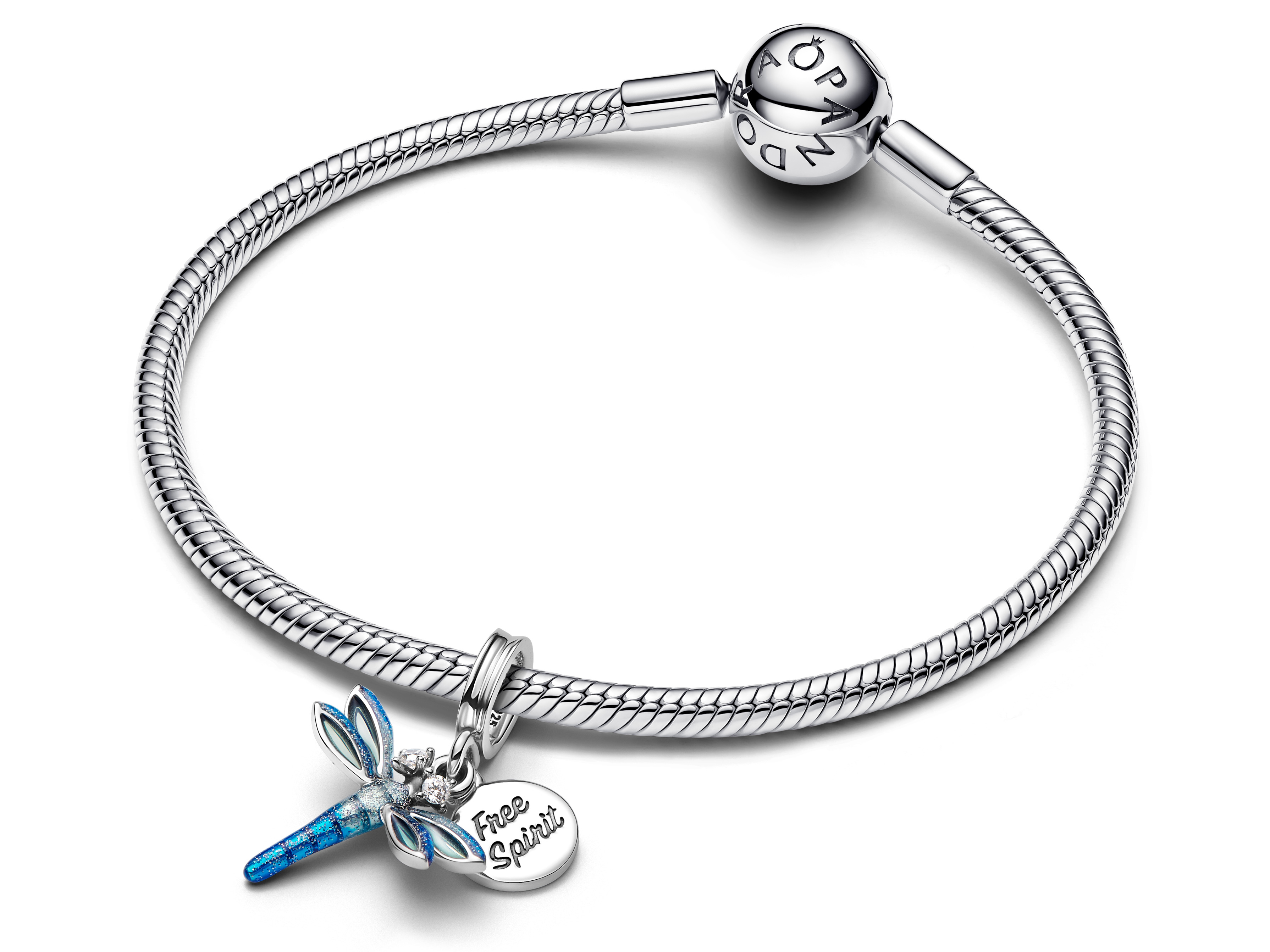 Pandora Charm Libelle Doppelcharm aus Sterling Silber mit blauem Emaille und Zirkonia, ergänzt durch eine Charmträger mit dem Schriftzug Free Spirit, perfekt für individuelle Armbänder.