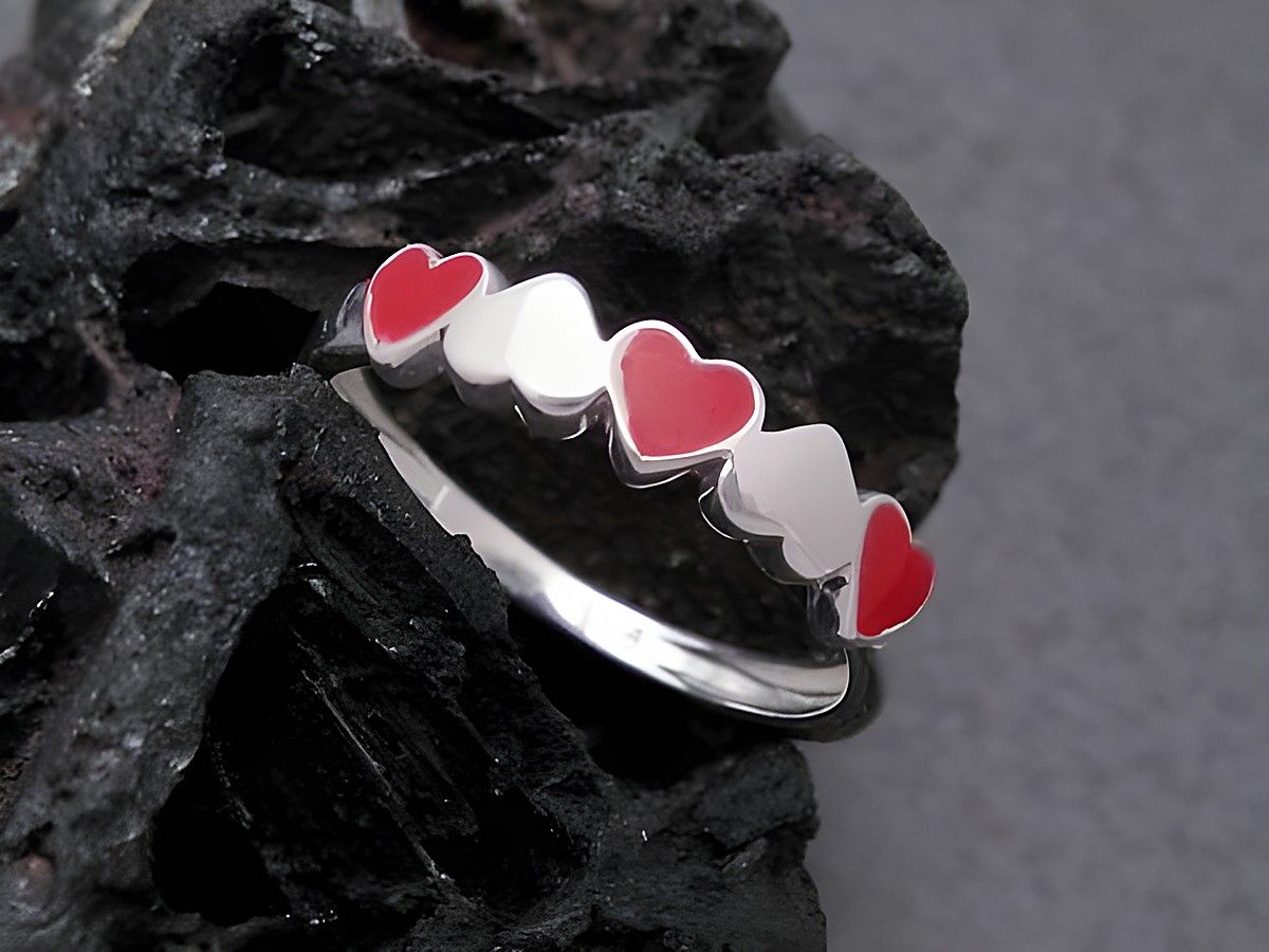 Kinder Silber Ring mit Herzen aus Sterling Silber in Größe 44, hergestellt von Juwelier Harnisch, dekoriert mit roten und weißen Herzen auf einem glänzenden Ringband.