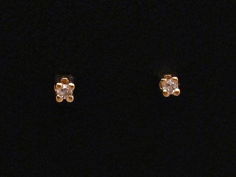 Ohrringe Diamant 0,02 ct. W/P1 in elegantem Golddesign, hergestellt von Juwelier Harnisch, Brillant & Diamant, kleine funkelnde Steine in zarter Fassung.