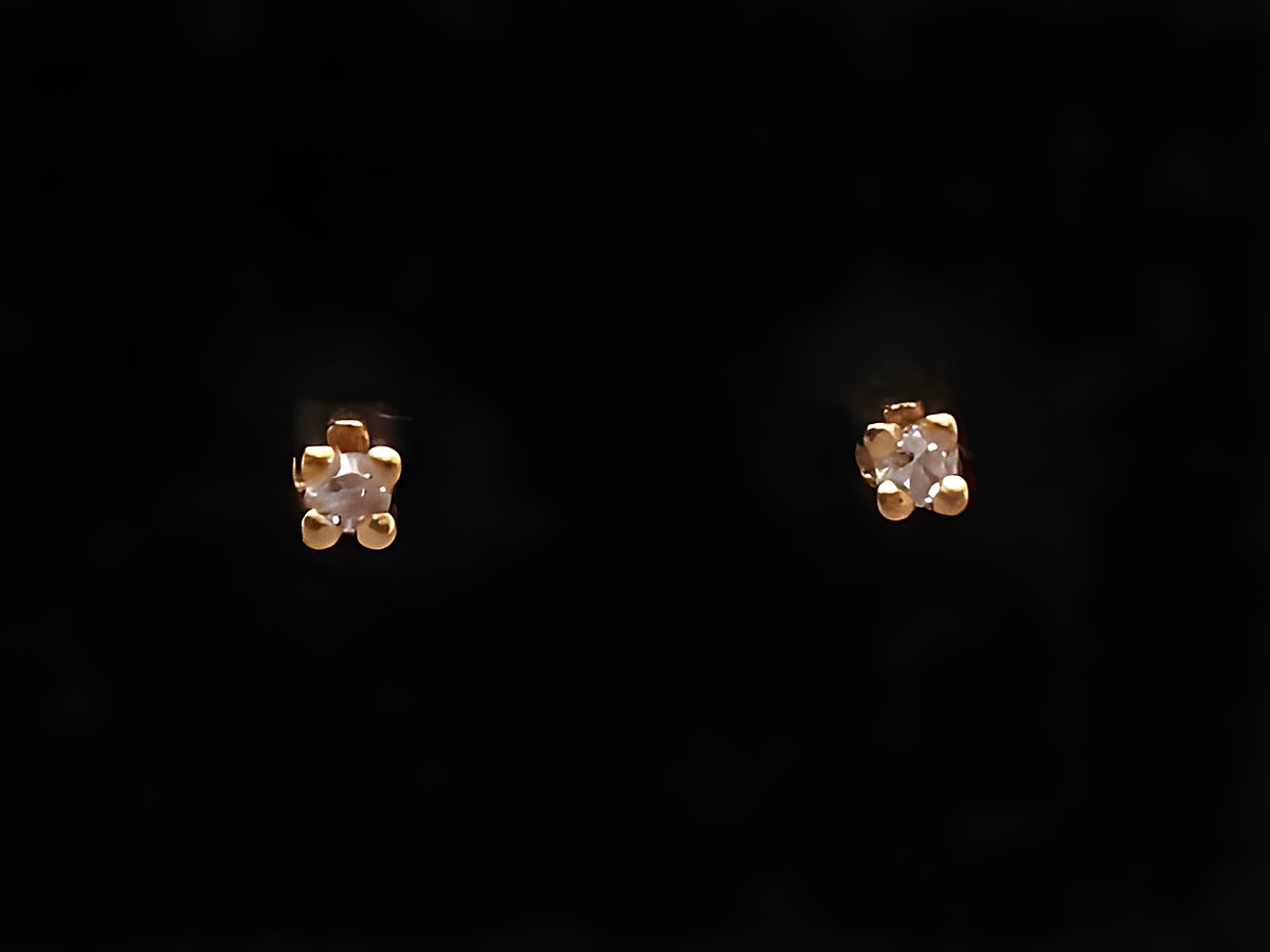Ohrringe Diamant 0,02 ct. W/P1 in elegantem Golddesign, hergestellt von Juwelier Harnisch, Brillant & Diamant, kleine funkelnde Steine in zarter Fassung.