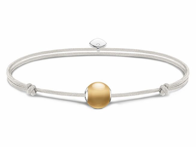 Silbernes Armband von Thomas Sabo mit textilem Band und goldfarbenem Karma Bead aus Achat, verstellbar bis 22 cm, elegant und schlicht für jeden Anlass.