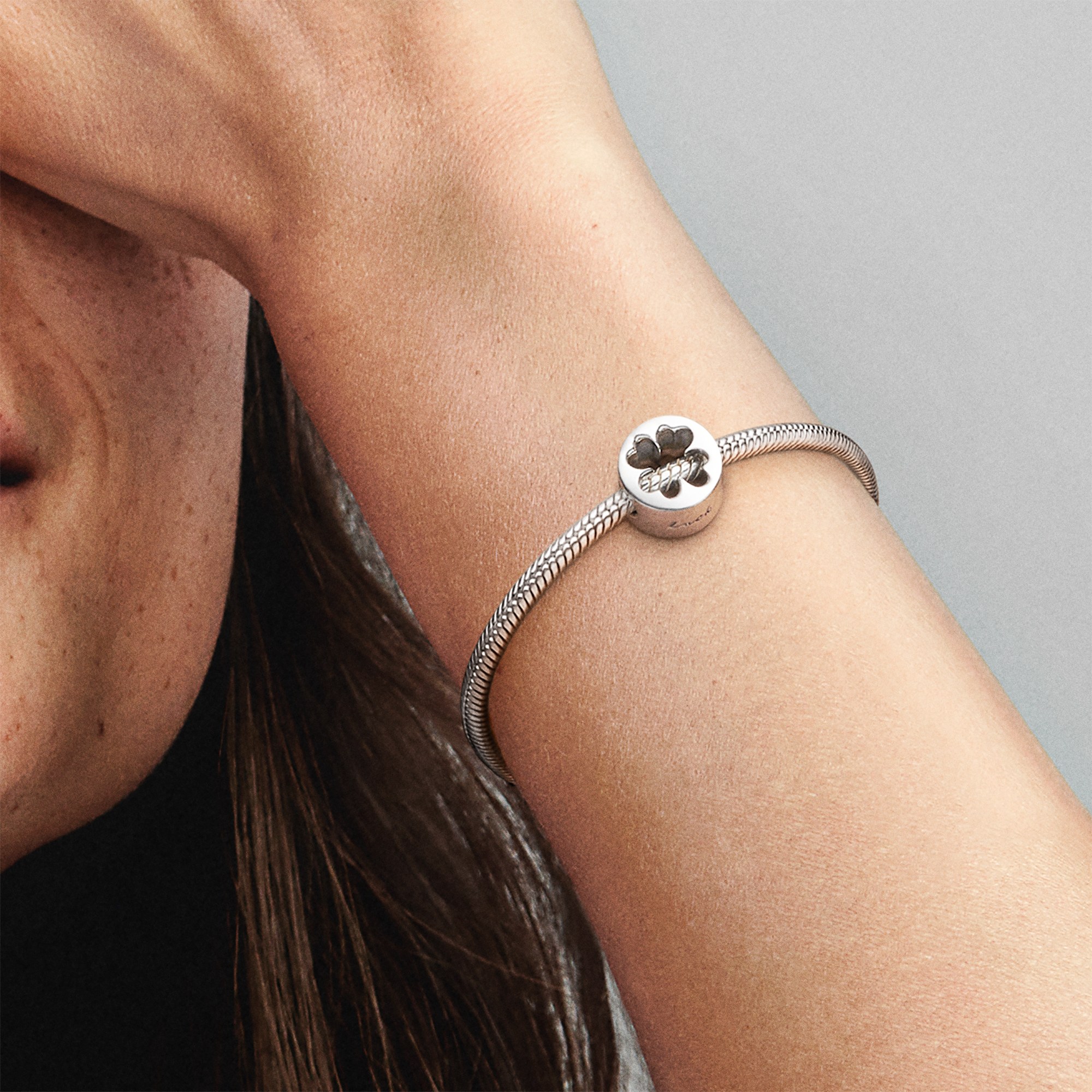 Pandora Clover Cut Out - Kleeblatt Glücksbringer - Charm – Ansicht 4